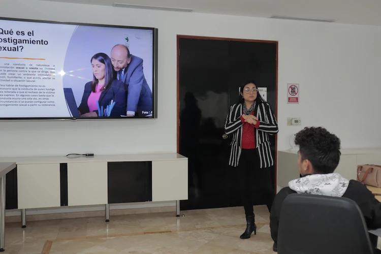Sesión de capacitación en prevención del hostigamiento sexual laboral para empresas - Daelz Consulting