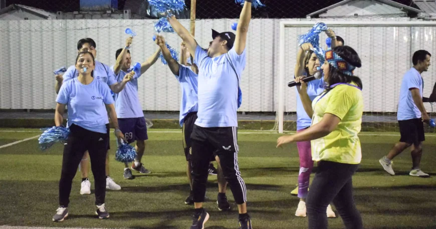 Empleados realizando actividades de Gymkana en grass - Daelz