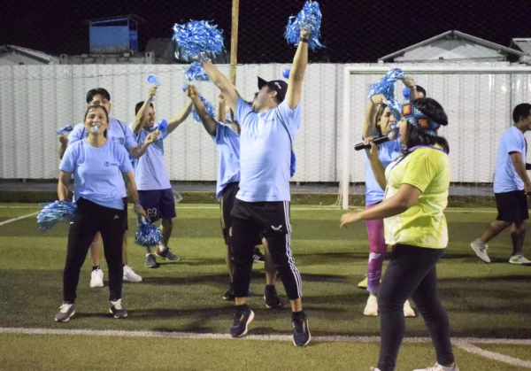 Empleados realizando actividades de Gymkana en grass - Daelz