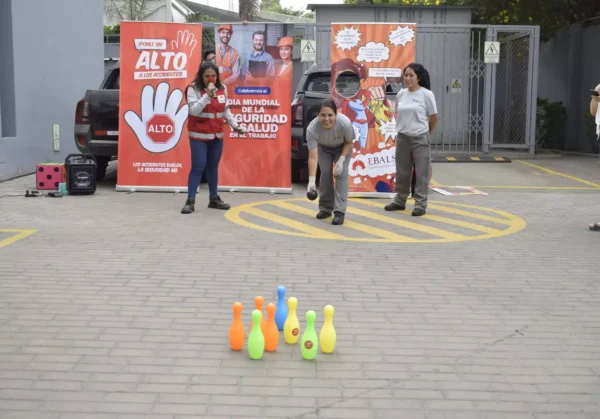 Empleados realizando gymkana en su empresa - Daelz